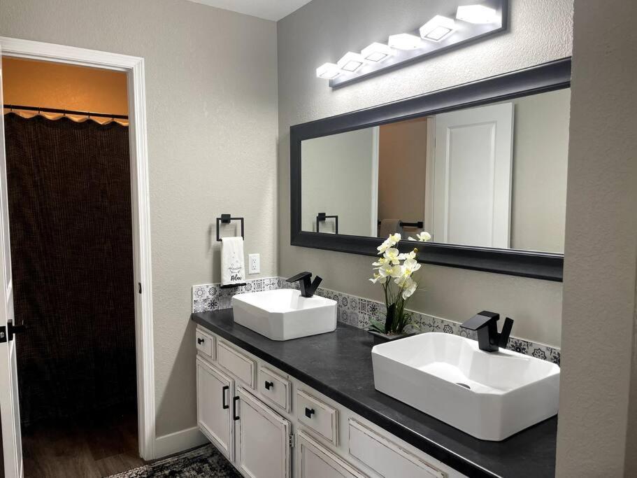 New Remodeled Luxury Condo By The Lake, No Stairs! Branson Eksteriør billede